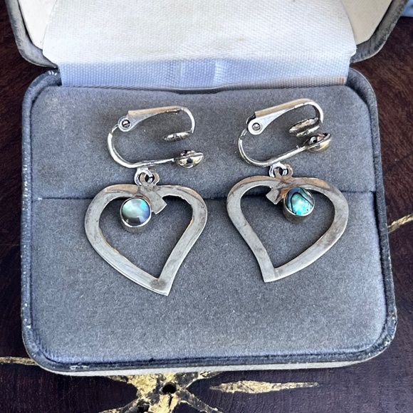 Vintage Sterling Silver Heart Dangle Clip on earrings with abalone - Picture 3 of 7